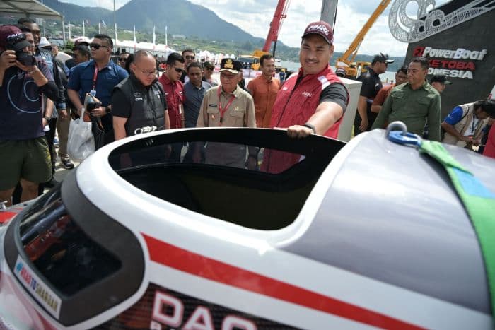 masyarakat_padati_lokasi_f1_powerboat_wagub_sumut_antusias_warga_luar_biasa