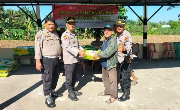 satgas_pangan_salurkan_dua_ton_beras_murah_ke_warga_tebing_tinggi