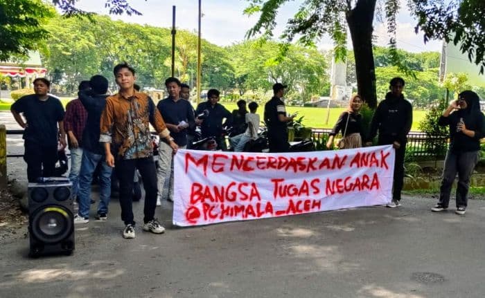 tuntut_kemajuan_sektor_pendidikan_massa_himala_aceh_demo_di_kantor_bupati_langkat