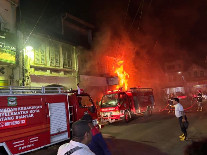 dua_ruko_di_jalan_bandung_pematangsiantar_terbakar_api_mengancam_bangunan_sekitar