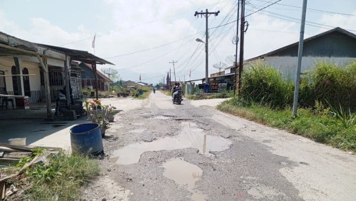 jalan_kabupaten_di_patane_iv_toba_dipenuhi_lubang_warga_minta_segera_diperbaiki