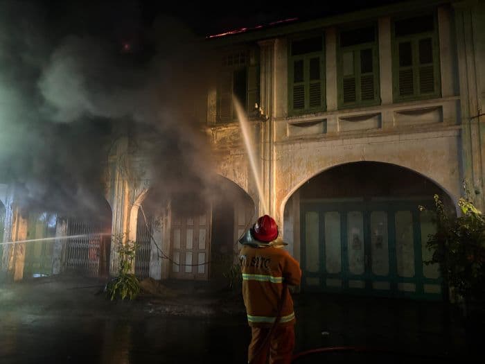 kebakaran_di_jalan_bandung_pematangsiantar_belum_padam_enam_ruko_terbakar