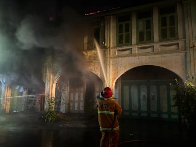 kebakaran_di_jalan_bandung_pematangsiantar_belum_padam_enam_ruko_terbakar