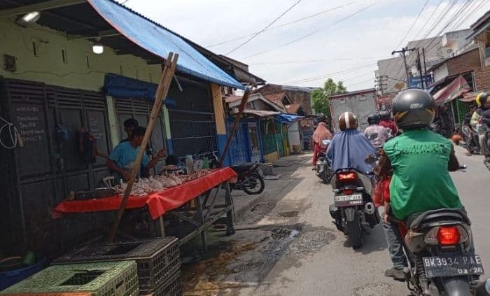 pkl_di_jalan_ampera_batang_kuis_bikin_macet_satpol_pp_deli_serdang_siap_tertibkan