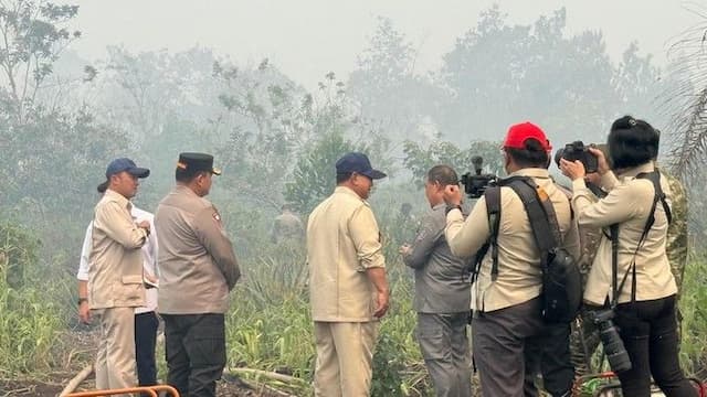 prabowo_cek_penanganan_karhutla_di_kubu_raya_198_titik_api_terdeteksi