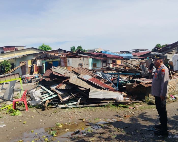 rumah_lansia_di_medan_roboh_ditimpa_tiang_listrik_nurbaiti_lolos_dari_maut