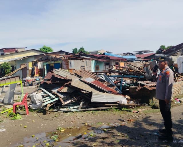 rumah_lansia_di_medan_roboh_ditimpa_tiang_listrik_nurbaiti_lolos_dari_maut