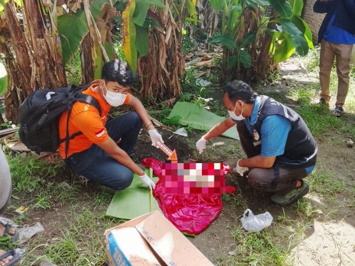 bayi_di_tembung_ternyata_sudah_dikubur_saat_ditemukan_ada_pasangan_terlihat_di_lokasi