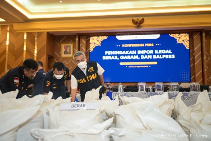 bea_cukai_amankan_30_kontainer_berasgaram_dan_1435_bale_pakaian_impor