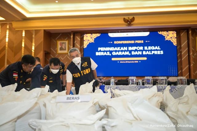 bea_cukai_amankan_30_kontainer_berasgaram_dan_1435_bale_pakaian_impor