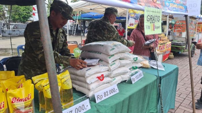 peringati_hut_ke81_tni_kodam_ibb_gelar_bazar_murah_dan_bagikan_5000_sembako_di_medan