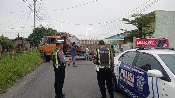 truk_pengangkut_semen_patah_as_jalan_besar_sidamanik_pematangsiantar_tertutup_
