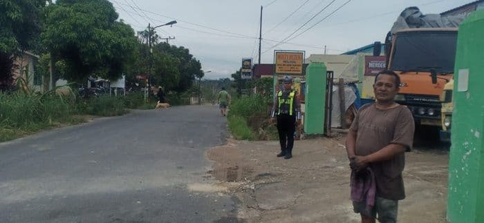 truk_semen_sempat_lumpuhkan_jalan_siantarsidamanik_kini_lancar_dilalui_