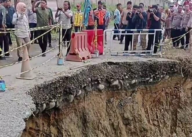 warga_bangun_jembatan_darurat_di_jalan_karolangkat_dprd_desak_pemprov_bertindak