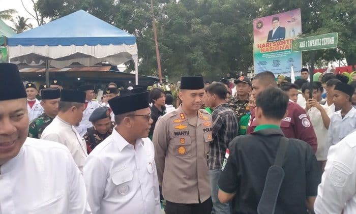 polres_tapteng_sukses_kawal_hari_santri_2025_di_barus_ribuan_santri_hadiri_upacara_bersama_cak_imin