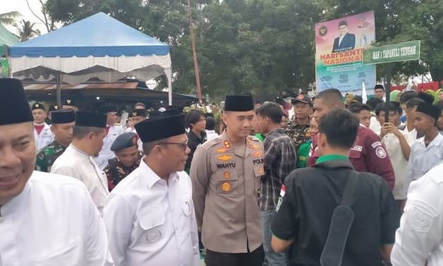 polres_tapteng_sukses_kawal_hari_santri_2025_di_barus_ribuan_santri_hadiri_upacara_bersama_cak_imin