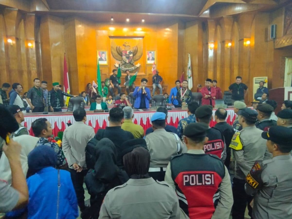 dua_tahun_pemerintahan_prabowogibran_cipayung_plus_asahan_duduki_ruang_paripurna_dprd_