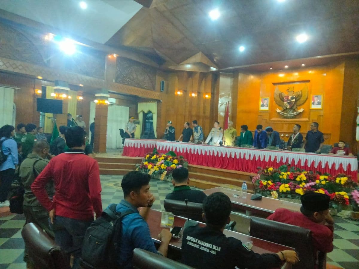 mahasiswa_suarakan_isu_nasional_dan_daerah_dprd_asahan_janji_teruskan_aspirasi