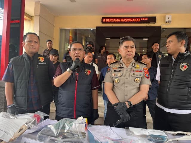 mobil_doni_pacek_tabrak_8_warga_usai_penembakan_polisi_ungkap_motif_pembunuhan