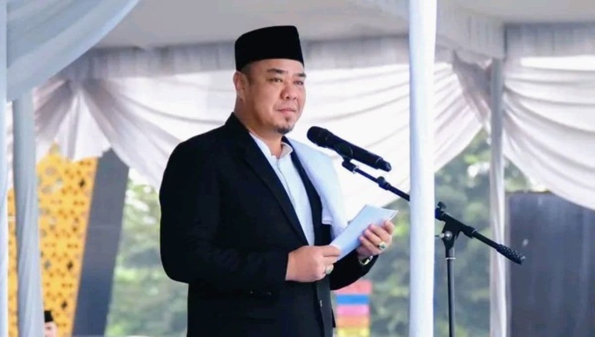 wabup_batu_bara_serahkan_bantuan_ambal_dan_sajadah_untuk_13_pesantren