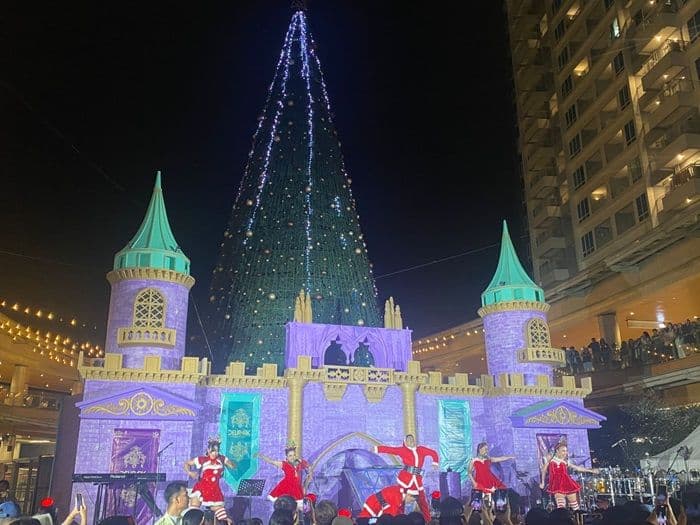 delipark_mall_hadirkan_christmas_castle_ungu_dengan_musical_tree_dan_konser_sammy_simorangkir