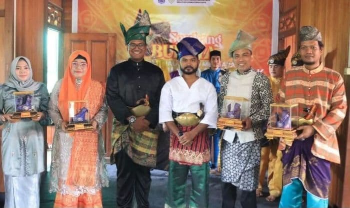 generasi_muda_binjai_pelajari_destar_tengkulok_dan_tanjak_untuk_lestarikan_budaya_melayu