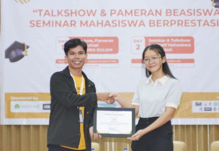helen_mahasiswi_farmasi_usu_raih_prestasi_berkat_keberanian_keluar_zona_nyaman