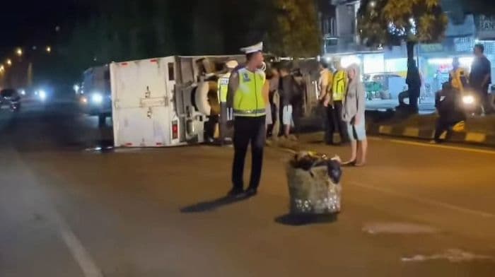 mobil_box_terguling_di_langkat_akibat_ban_pecah_lalin_sempat_macet