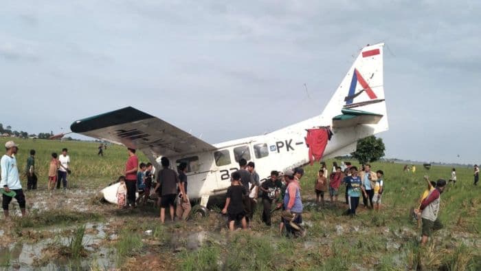 pesawat_cessna_mendarat_darurat_di_persawahan_karawang_begini_kronologinya