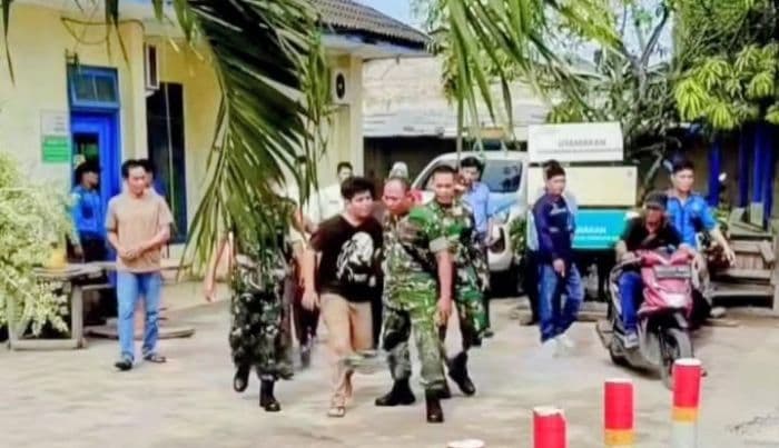 pria_diduga_depresi_berulah_di_depan_kantor_pln_batu_bara_diamankan_danramil
