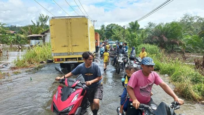 ribuan_kendaraan_terjebak_macet_akibat_banjir_di_jalan_lintas_kolangbarus