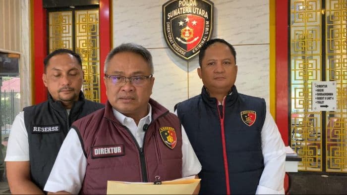tujuh_pelaku_pembunuhan_bebas_kombes_ricko_mengelak_saat_dikonfirmasi_wartawan