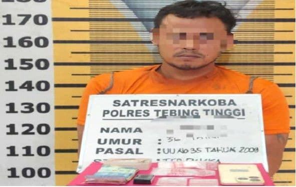 warga_tebing_tinggi_ditangkap_polisi_371_gram_sabu_disita_dari_rumah