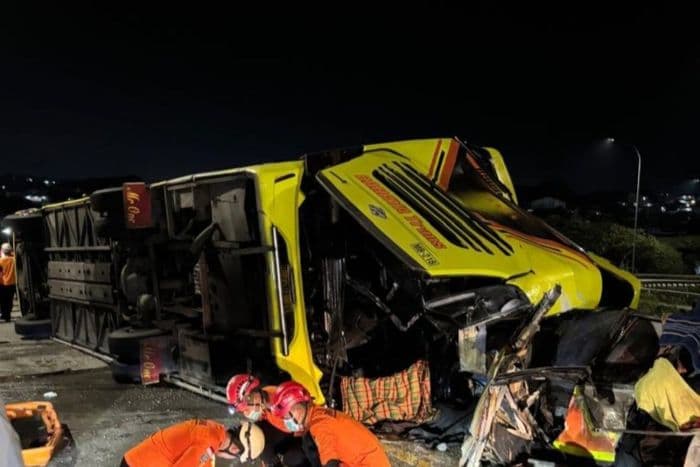 bus_cahaya_trans_terguling_di_tol_krapyak_ini_identitas_16_orang_meninggal_dunia