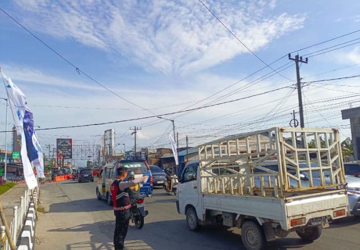 h3_natal_2025_lalu_lintas_simpang_dua_pematangsiantar_ramai_terkendali