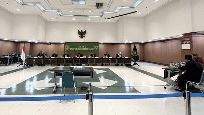 hakim_pn_batam_dipecat_tidak_hormat_oleh_maky_karena_pelanggaran_etik