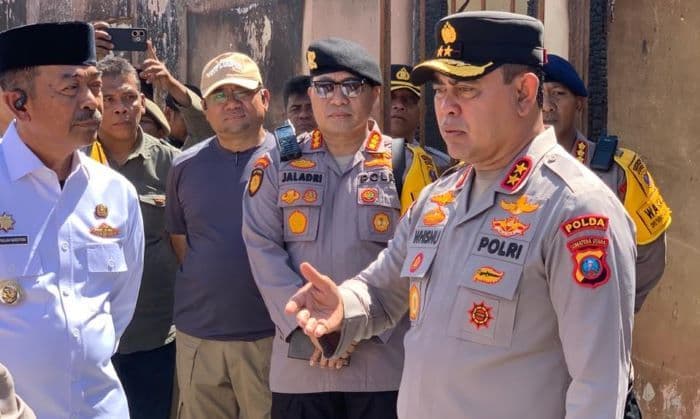 kapolda_sumut_tinjau_polsek_muara_batang_gadis_yang_dibakar_massa