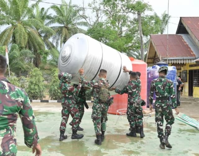 kementerian_pertahanan_bantu_alat_penjernih_air_siap_minum_untuk_korban_banjir_besitang