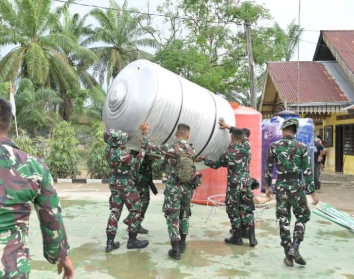 kementerian_pertahanan_bantu_alat_penjernih_air_siap_minum_untuk_korban_banjir_besitang