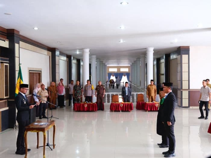 lantik_sekda_dan_pejabat_pemkab_labusel_bupati_fery_sahputra_tegaskan_komitmen_pelayanan_publik