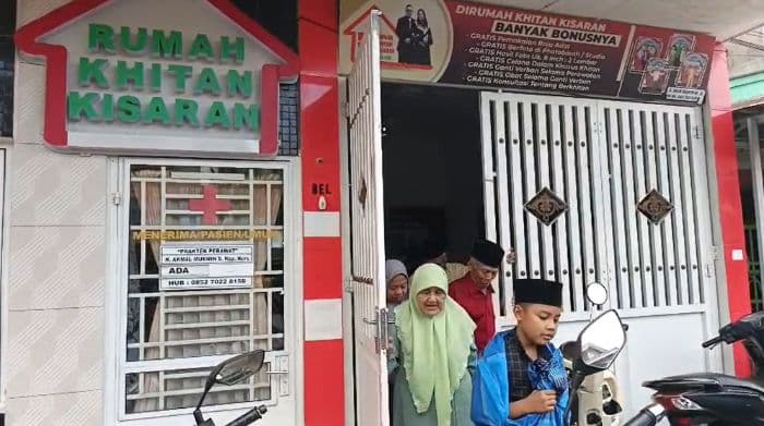 libur_sekolah_dimanfaatkan_warga_kisaran_asahan_untuk_khitan_anak