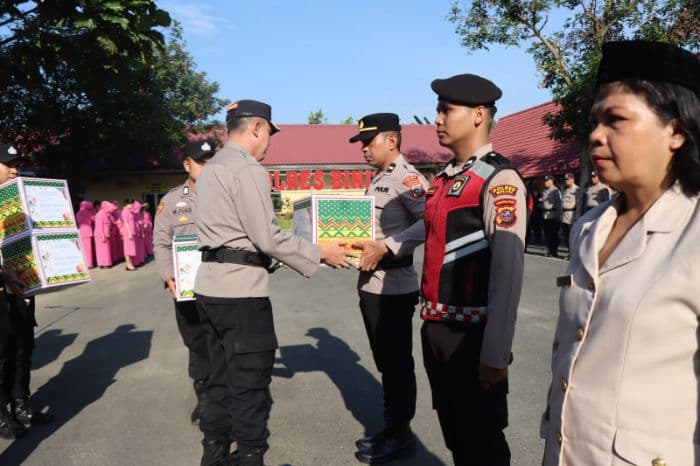 personel_polres_binjai_beragama_nasrani_terima_bingkisan_natal