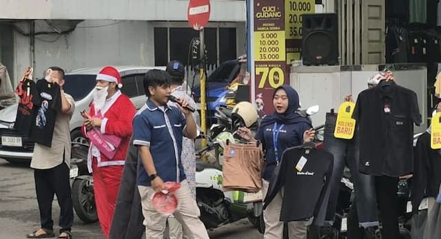 sepi_pembeli_jelang_nataru_penjual_pakaian_di_binjai_turun_ke_jalan_bagikan_diskon_dagangannya