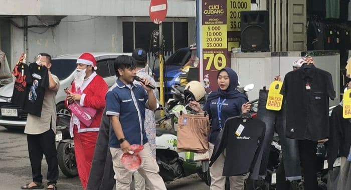sepi_pembeli_jelang_nataru_penjual_pakaian_di_binjai_turun_ke_jalan_bagikan_diskon_dagangannya