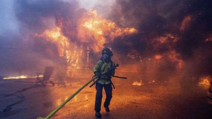 kebakaran_hutan_di_los_angeles_meluas_lebih_dari_500_hektar_terbakar_dalam_satu_jam