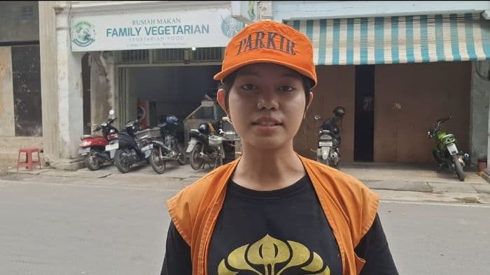 meski_kuliah_ditanggung_pemerintah_mahasiswi_ui_ini_tetap_bantu_orang_tua_jaga_parkir