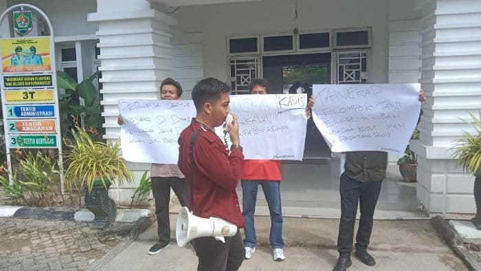 pengadaan_bibit_dan_kolam_ikan_di_dinas_perikanan_asahan_diduga_fiktif_mahasiswa_demo