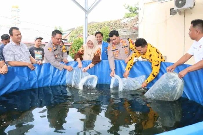 polres_batu_bara_manfaatkan_lahan_buat_kolam_terpal_untuk_tabur_benih_lele_dan_gurame_