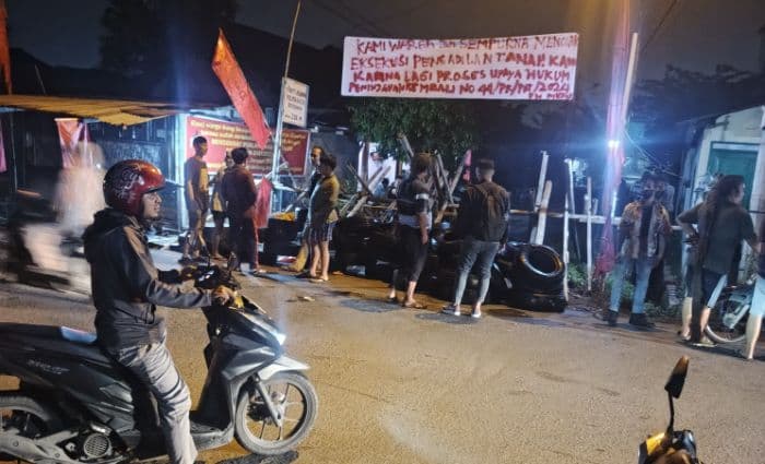 tolak_lahan_mereka_dieksekusi_warga_kelurahan_cinta_damai_helvetia_berjaga_hingga_malam_hari_