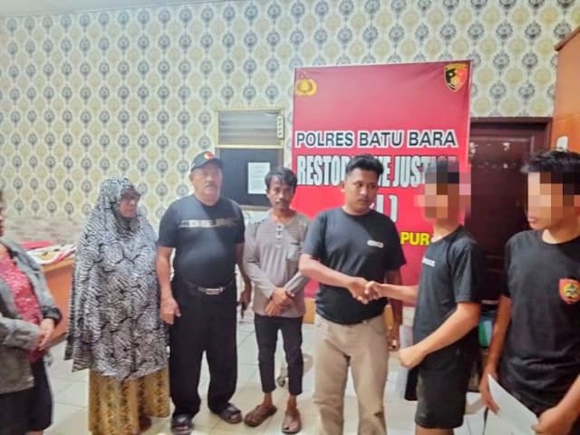 dua_pelajar_pencuri_handphone_di_lima_puluh_dibebaskan_usai_dimaafkan_korban